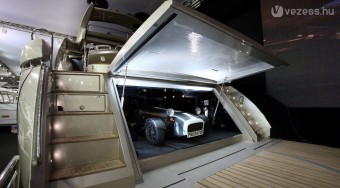 Sportkocsigarázs a luxusjachton