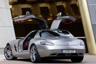 Unikális a felfelé nyíló ajtó az SLS AMG-n