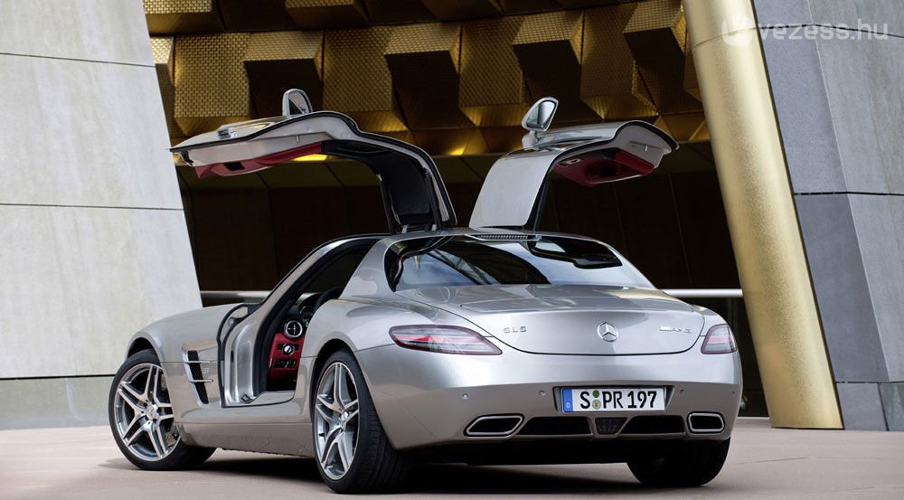 Unikális a felfelé nyíló ajtó az SLS AMG-n