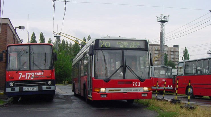 A villamossínen is mehetnek az autók 11