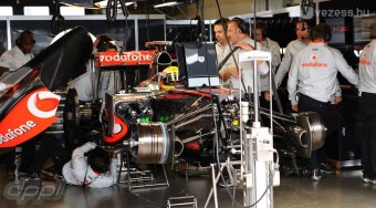 Új mérnököt kap Button és Hamilton