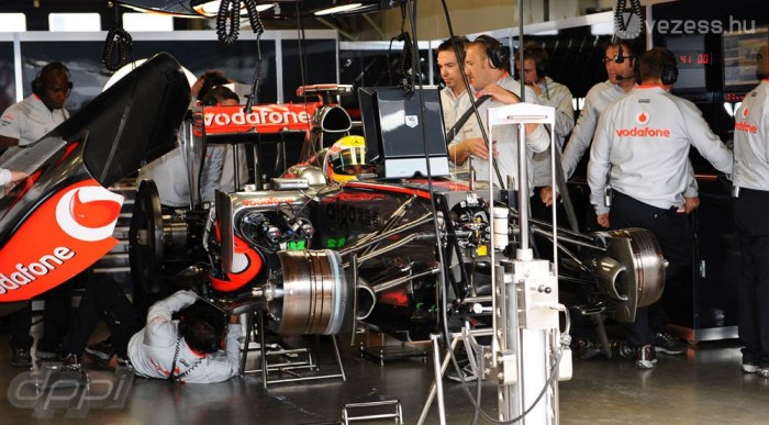 Új mérnököt kap Button és Hamilton