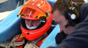 Schumacher ejti a vörös sisakot?