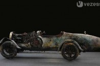 Tó mélyéről került elő a veterán Bugatti 12