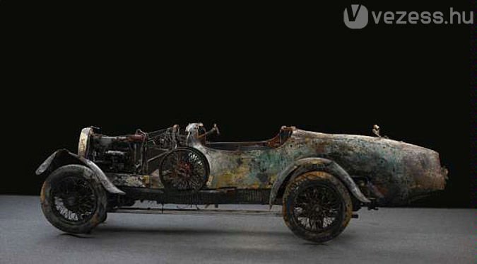 Tó mélyéről került elő a veterán Bugatti 5