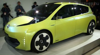 Hibrid Toyota fiataloknak - videó