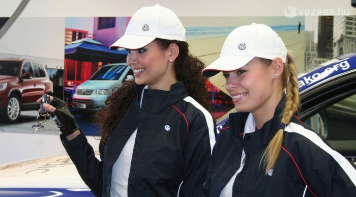 Budai Zsuzsa vezet, Serdült Orsi navigál. Ő a szőke hajú