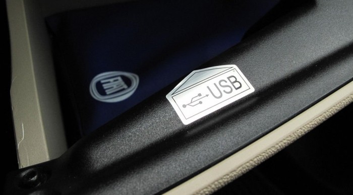 Amit az autóinkból kispóroltak 12 | Vezess Jó dolog az USB csatlakozó