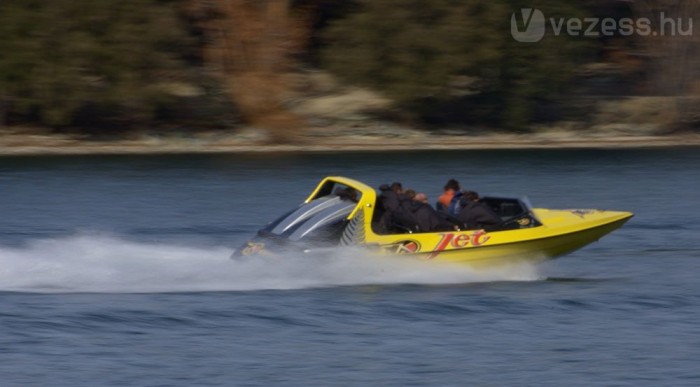 Őrült száguldás motorcsónakkal – videó
