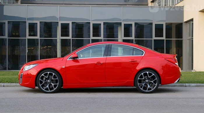 Jókora limuzin sportautónak álcázva