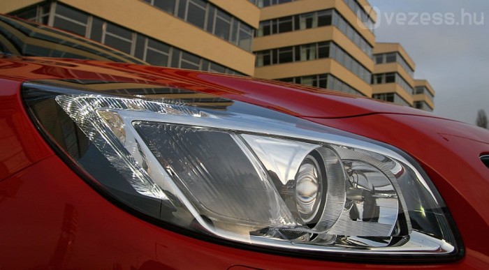 Kanyarba is bevilágít, a reflektor is automata