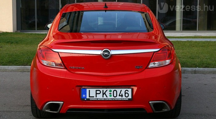 Gyári adatok szerint 16,6 liter benzin füstje jön ott ki városban százon