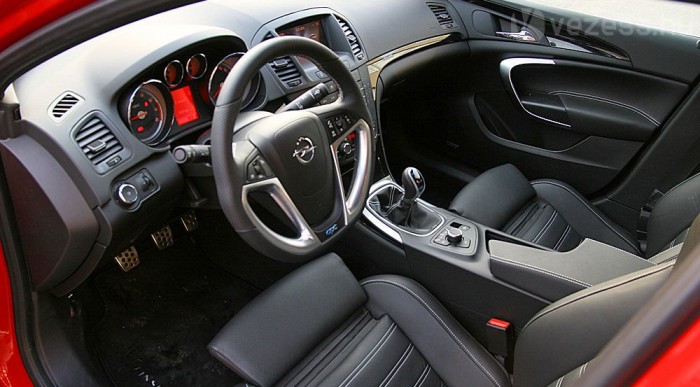 A kormánykarima alsó része átfoghatatlanul vastag