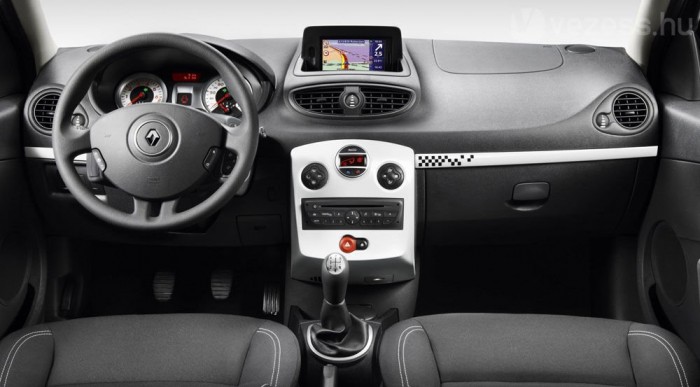 Bőrkormány és fehér konzol