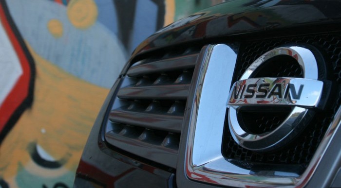 Nissan jel, mögötte Nissan motor