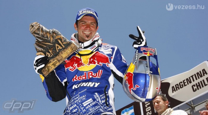 Despres boldogan mutatja a harmadikat