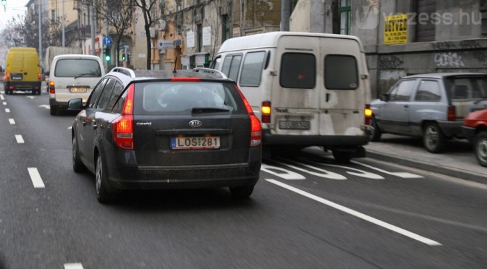 Vészvillogóval a buszsávban?