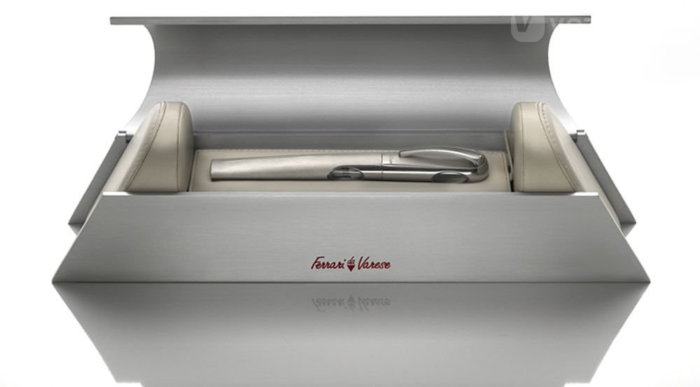 Csatahajónyi dobozban rejtőzik