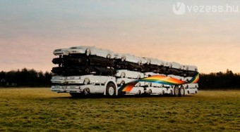 Reptéri busz roncsautókból - videó