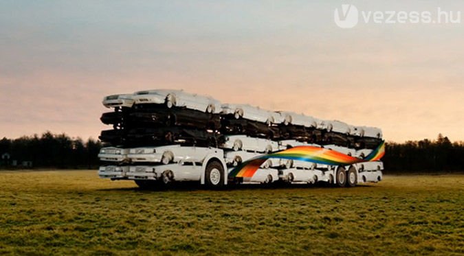 Reptéri busz roncsautókból – videó