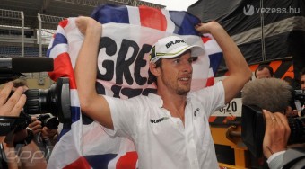 Button saját hidat kap