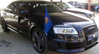 Sportkocsival döngethet a spanyol király