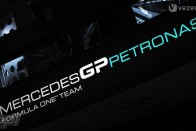 Öt évre kötött partnerséget a Mercedces és a Petronas