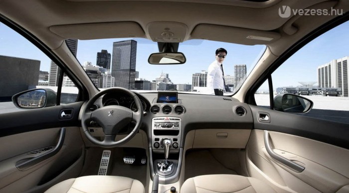 Belül nagy és komfortos a 408