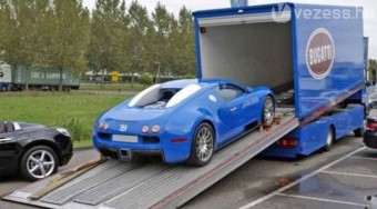 Mobil garázzsal eladó a Bugatti Veyron