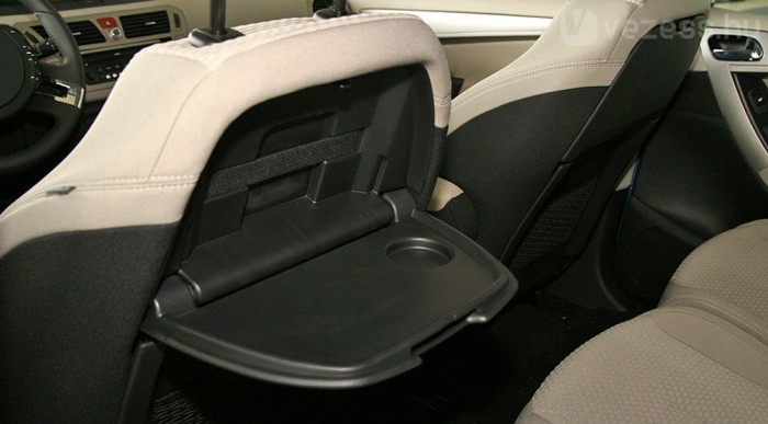 Agyonfejlődött kis asztal