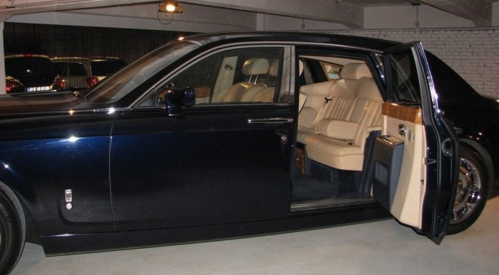 Egy példakép: Rolls-Royce Phantom (kétfelé nyílik)