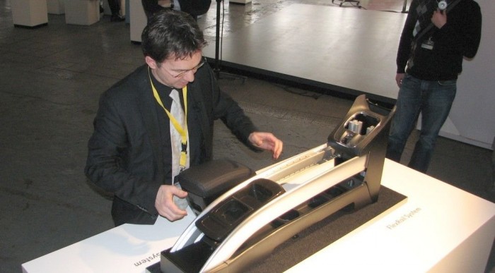 A bácsi az ülések közti sínes tárolórendszerről mesél