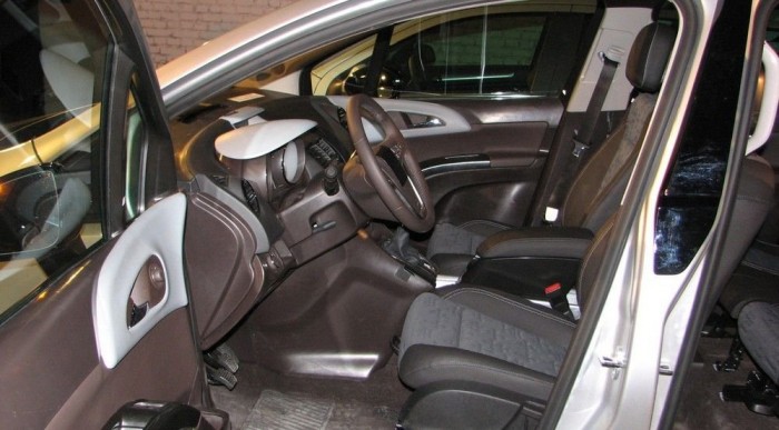 Astrásan komfortos, még kihúzható combtámasz is van