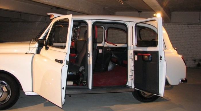 London Taxi, kétfelé nyílik