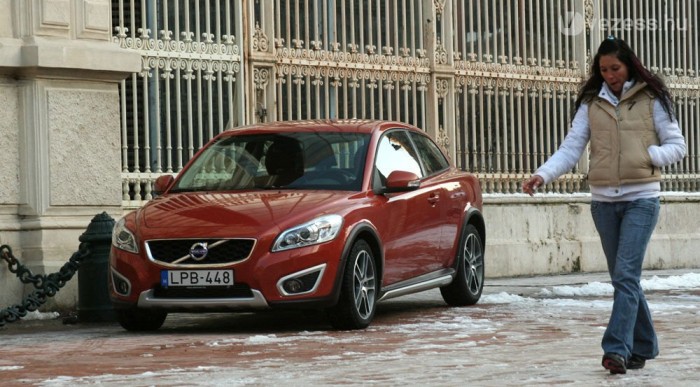 6-9 liter között fogyaszt az erős dízellel