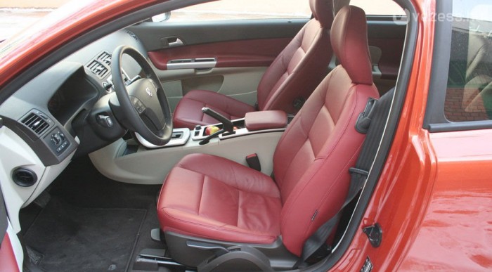 Vörös áfonya néven fut a kárpit. Nagyon jók az ülések