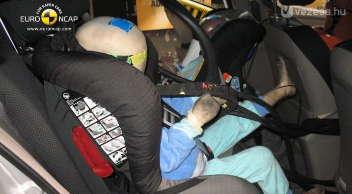 Gyermekvédelemben is jó az autó