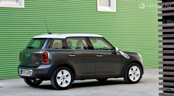 Hátulról kicsit furcsán mutat