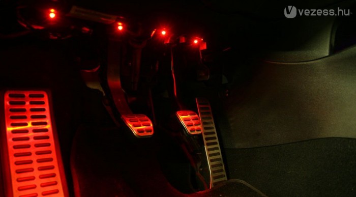 Elkophat a gázmechanizmus, bár ez épp nem egy Toyotáé