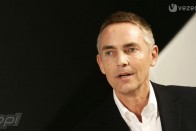 Whitmarsh nem egészen érti az újakat, de szeretne segíteni