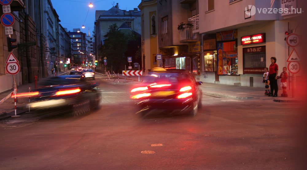 Lámpa nélkül várhatnának napestig. Erről is készült egy szpot