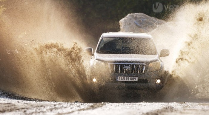 Gumicsizma és bőrkárpit: Land Cruiser 6