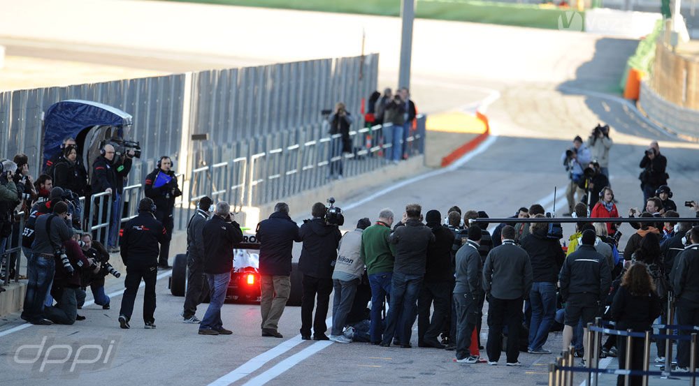 A Ferrari villantással kezdte a tesztet 11