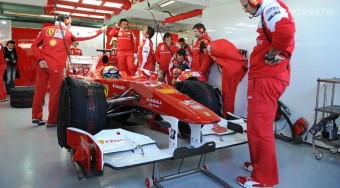 A Ferrari villantással kezdte a tesztet