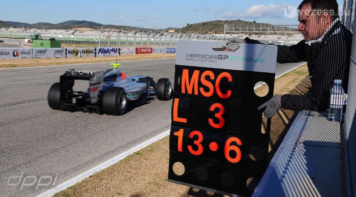 A Ferrari villantással kezdte a tesztet 7