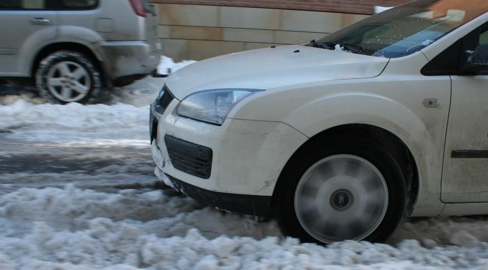 Enyhén kipörgő kerekekkel még jól kapaszkodik a kocsi