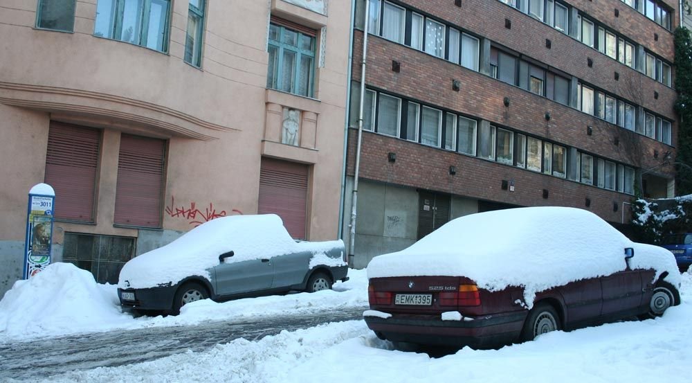 Nehezítésképp hó fedi a macskakövet