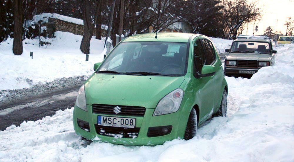 Eltűnt a parkolóhelyek zöme a hóeséssel