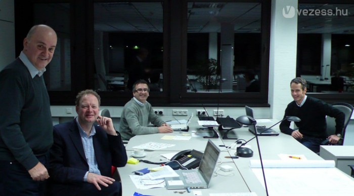 F1: Ecclestone bevenné a szerbeket 5 | Vezess Bal szélen Stefanovic, mellette a volt McLaren-kém, Mike Coughlan