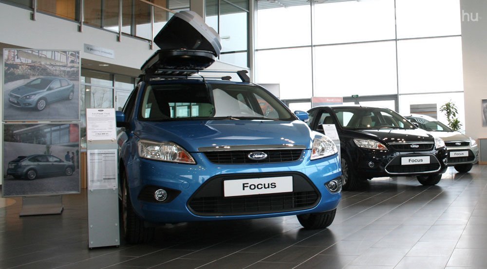 A Ford 3 autóval szorult a VW mögé januárban a személyautók között